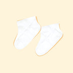 Cica and Peppermint Oil enriched foot socks for intensive moisturizing treatment.