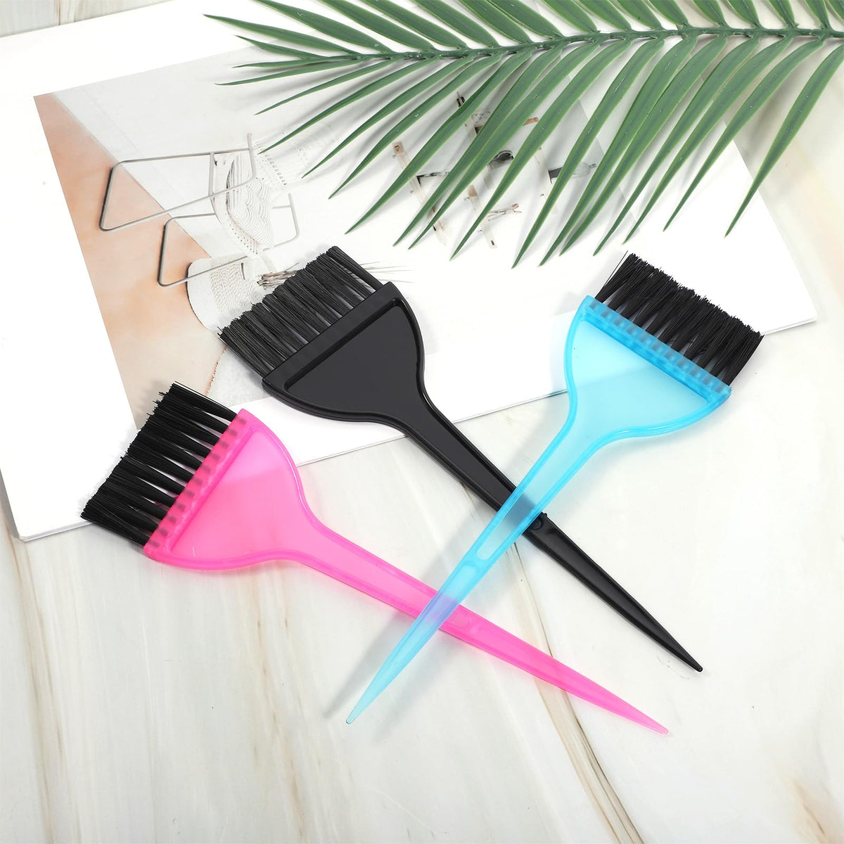 Pointed tail tip of E-Dunia hair dye applicator brush