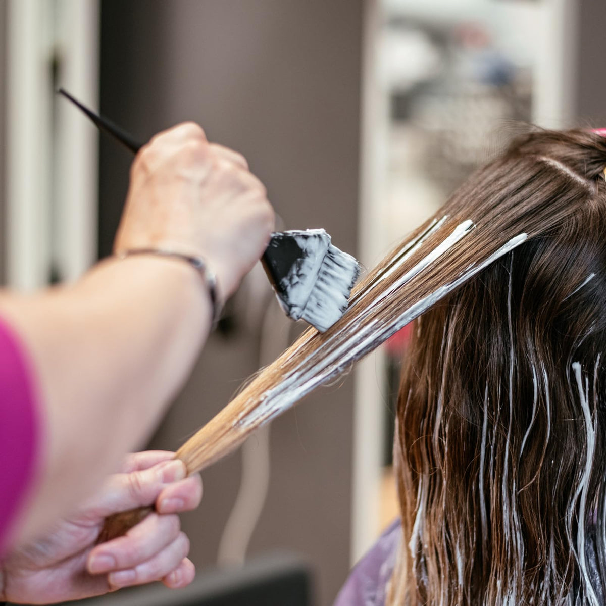 Ergonomic handle design of E-Dunia hair coloring kit