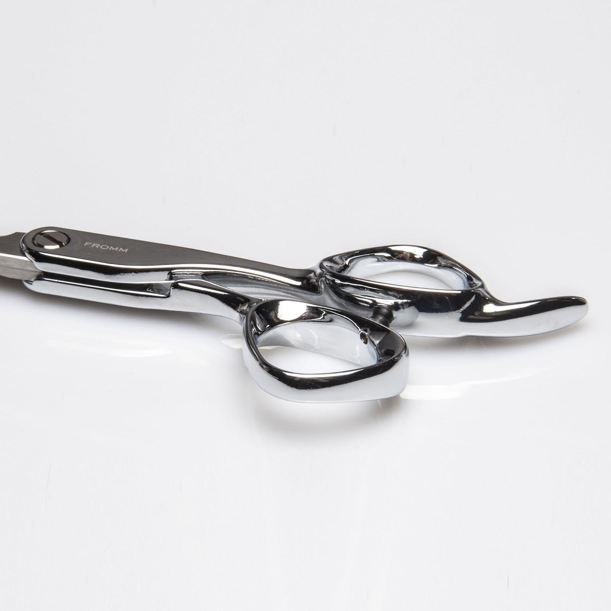Ergonomic semi offset handle design of Fromm Explore professional salon shears
