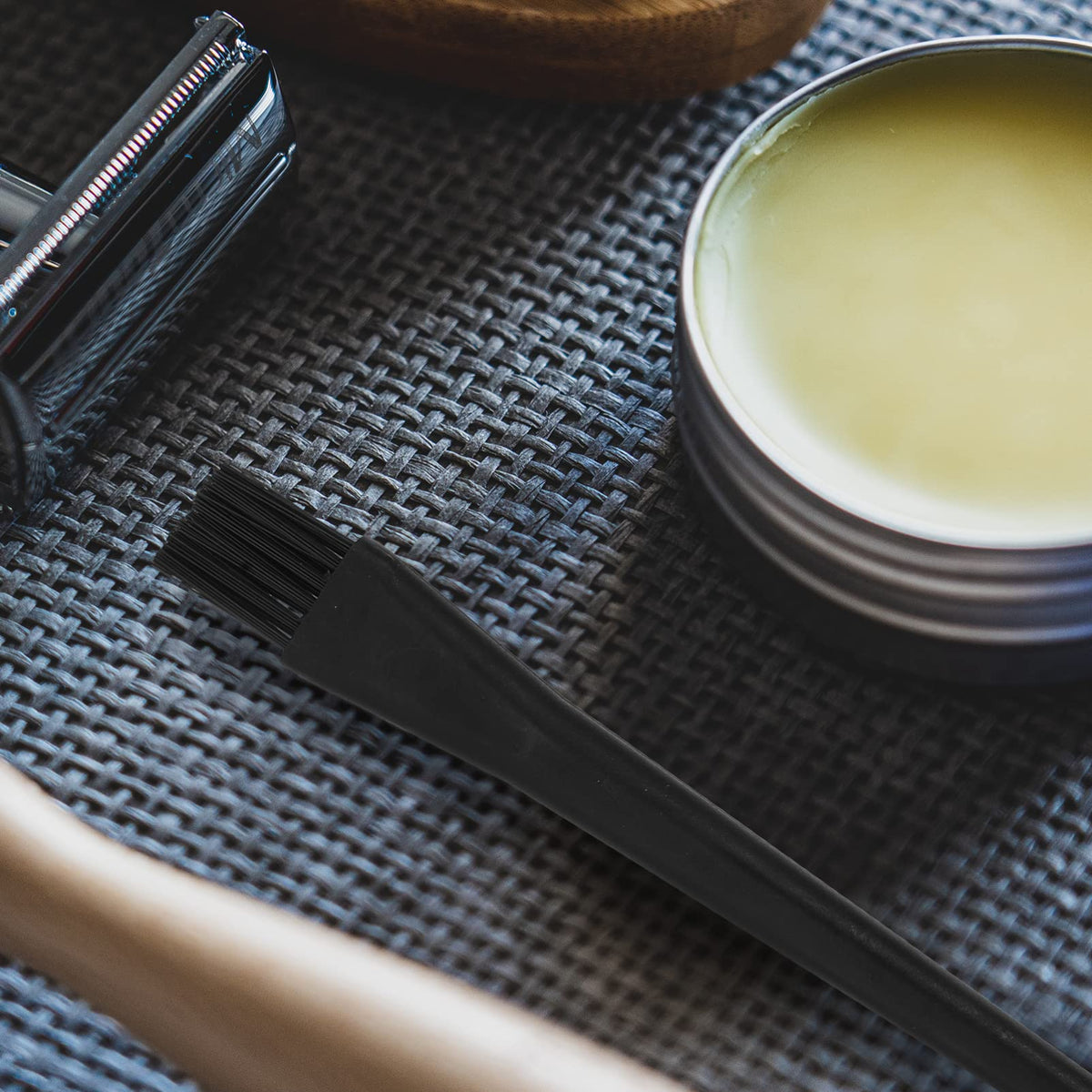 Using Lurrose brush to clean electric shaver blades
