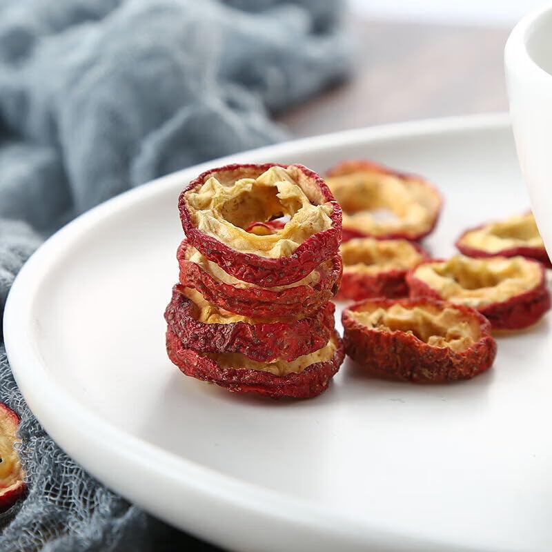 Hawthorn fruit slices blended with dried chrysanthemum flowers and goji berries